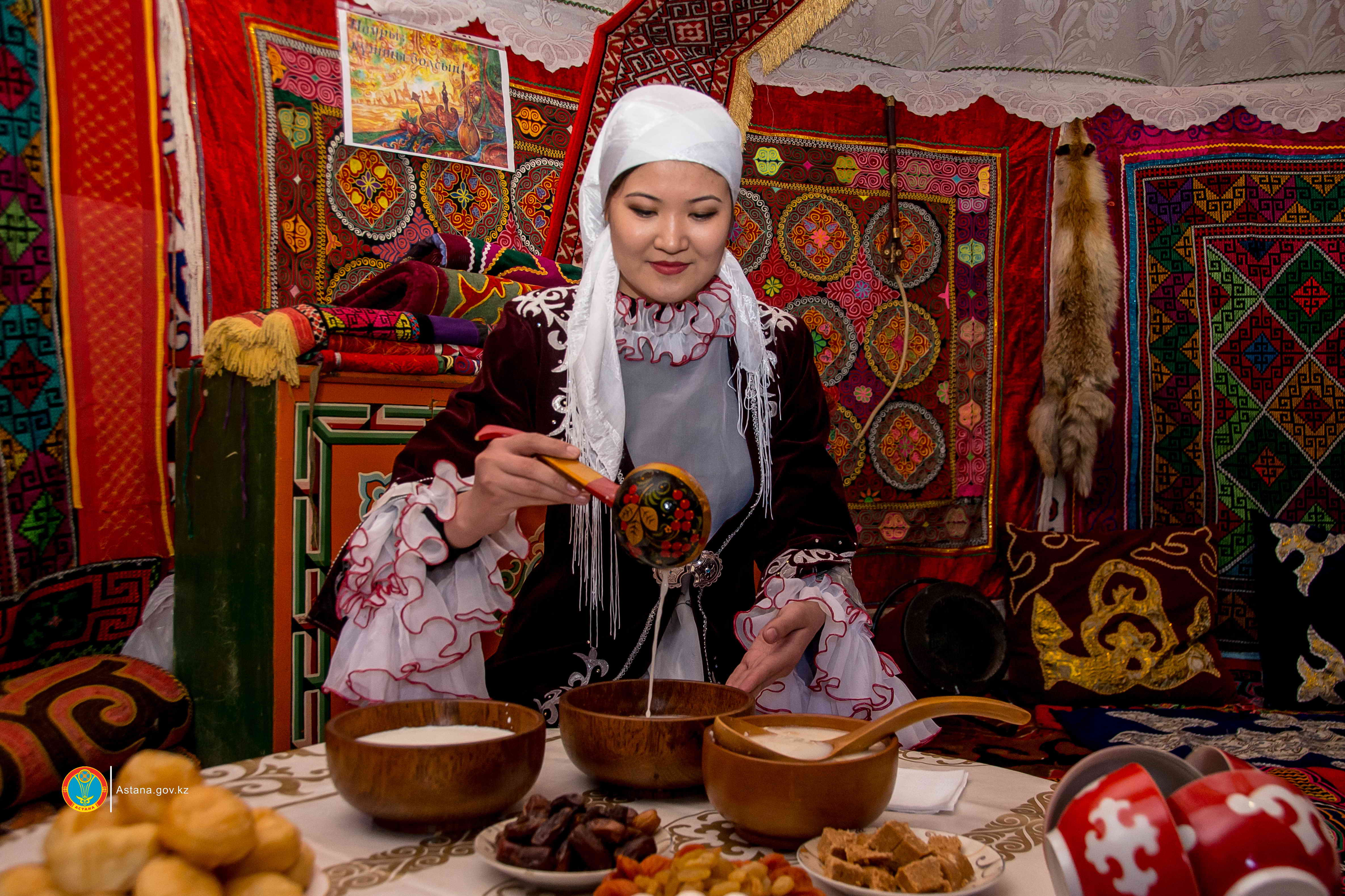 Ұмыт болған ұлттық тағамдар тәрбие сағаты. Казахское гостеприимство. Казахские праздники. Традиции казахов. Казахи в национальной одежде в Юрте.