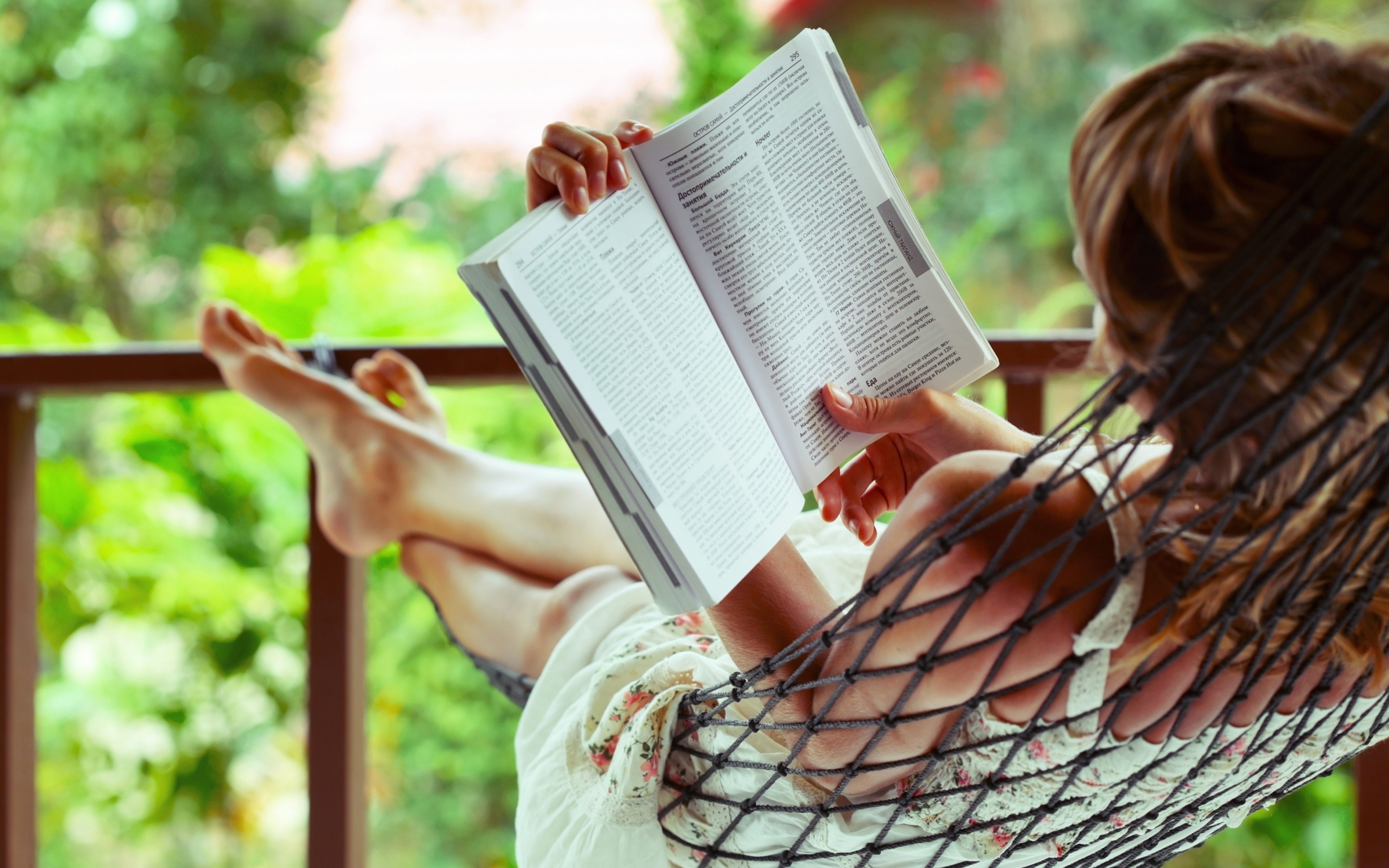 Я с большим бы удовольствием прочитал. Девушка с книгой. Лето с книгой. Девушка с книжкой. Девушка читает книгу.