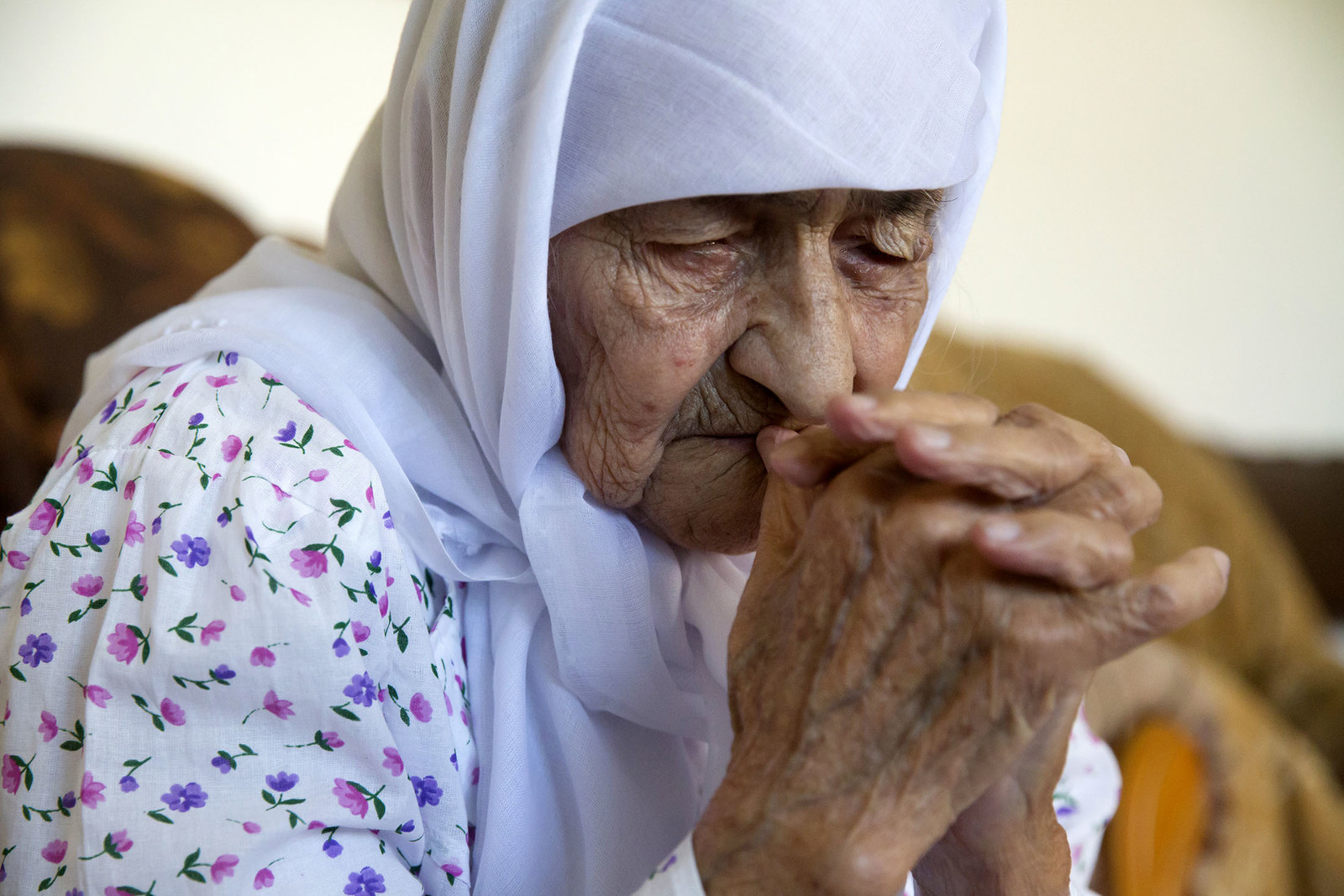 Мусульманская бабушка. Старушка мусульманка. Пожилая женщина мусульманка. Бабушка плачет.