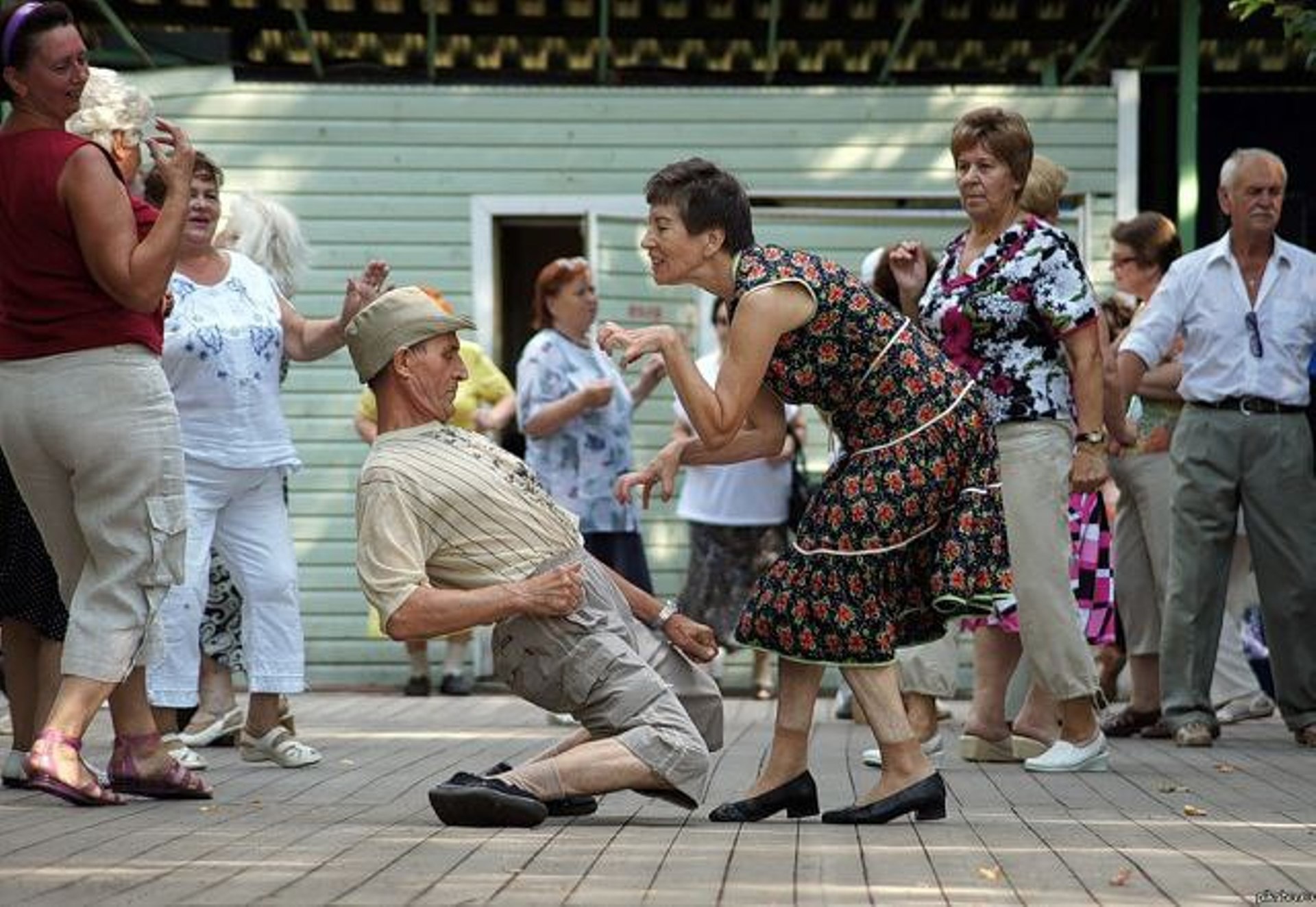 Пляшем вместе. Старики танцуют. Смешные танцы. Танцы прикол. Веселые люди танцуют.